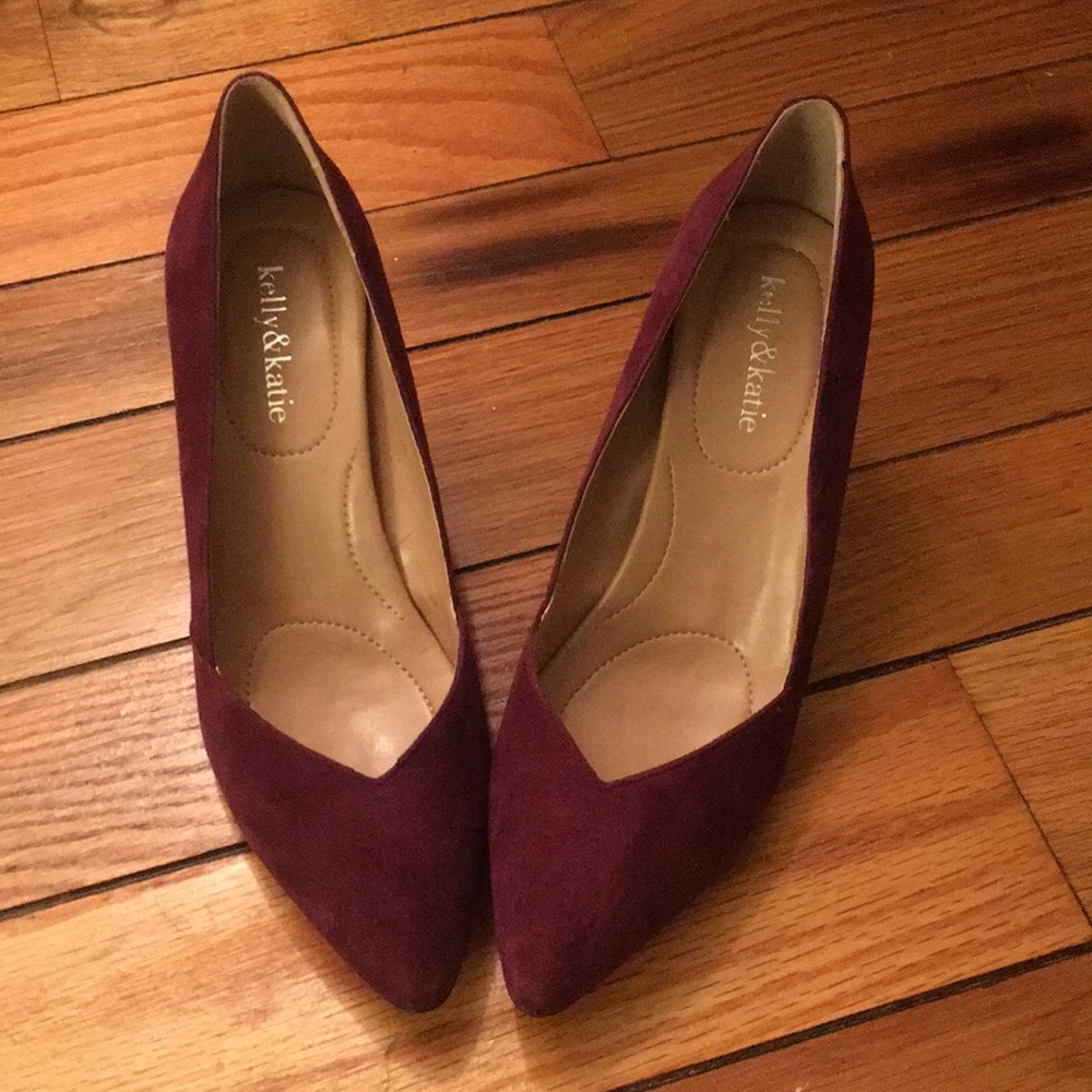 Maroon 1" pumps